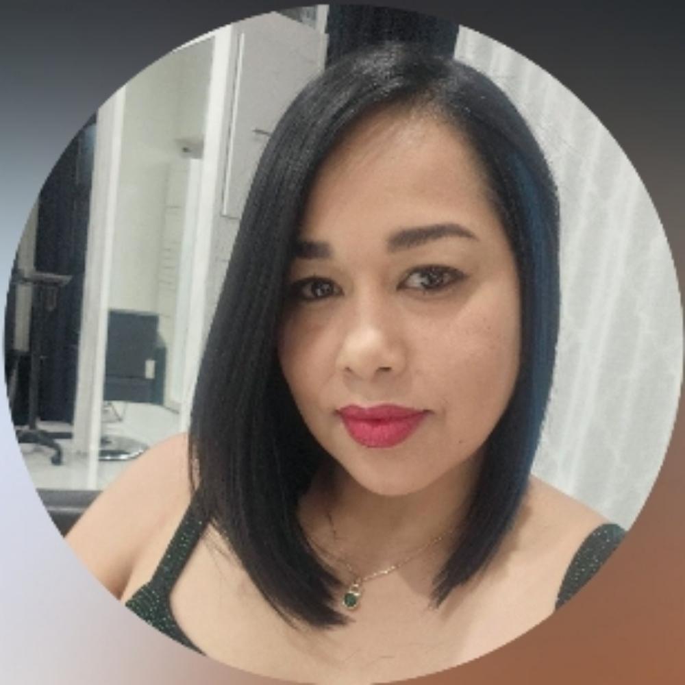 Julia, Cosmetologist at Act 1